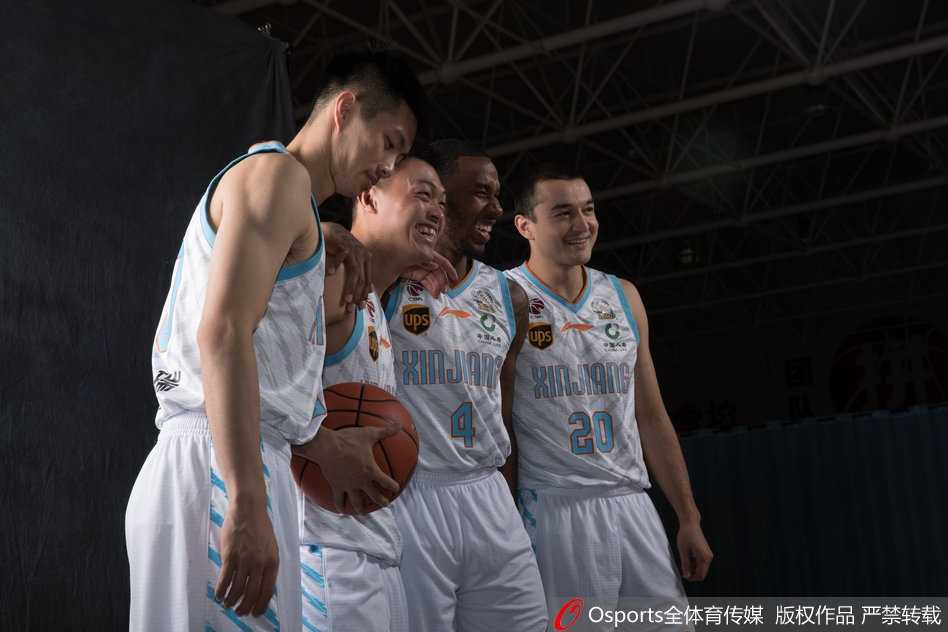 新疆广汇飞虎男篮新赛季写真定格卫冕之路的自信与锋芒 阿不都沙拉木手持篮球,面带灿烂微笑,新赛季他将身披23号球衣,年轻的面庞上洋溢着青春活力,眼神中却藏着超越年龄的沉稳与野心。