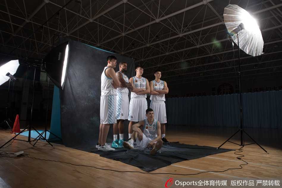 新疆广汇飞虎男篮新赛季写真定格卫冕之路的自信与锋芒 亚当斯在单人拍摄中摆出运球突破的姿态,身体重心压得极低,仿佛随时准备像离弦之箭般撕裂对手防线,嘴角挂着一丝自信的微笑。