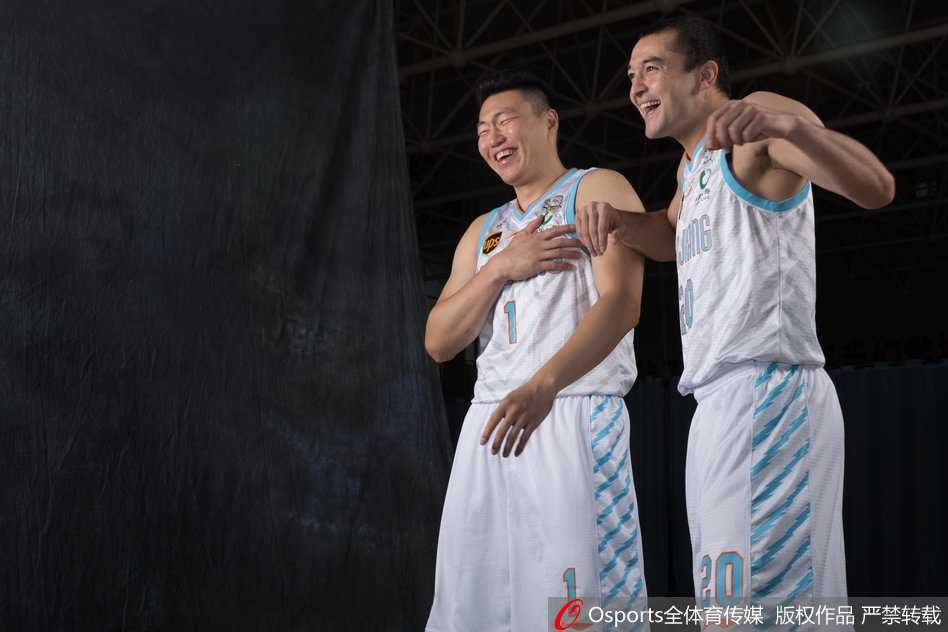 新疆广汇飞虎男篮新赛季写真定格卫冕之路的自信与锋芒 西热力江木合塔尔在拍摄中表情严肃,眉头微蹙,张开的右手五指仿佛正要对对手进行紧逼防守,展现着他在场上标志性的顽强与不屈。