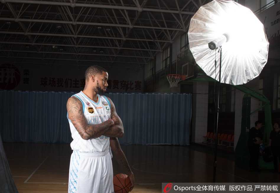 新疆广汇飞虎男篮新赛季写真定格卫冕之路的自信与锋芒 李根与孙桐林在拍摄中相视大笑,肌肉碰撞的硬汉形象与开怀大笑的爽朗形成鲜明对比,兄弟情谊在镜头前自然流露。