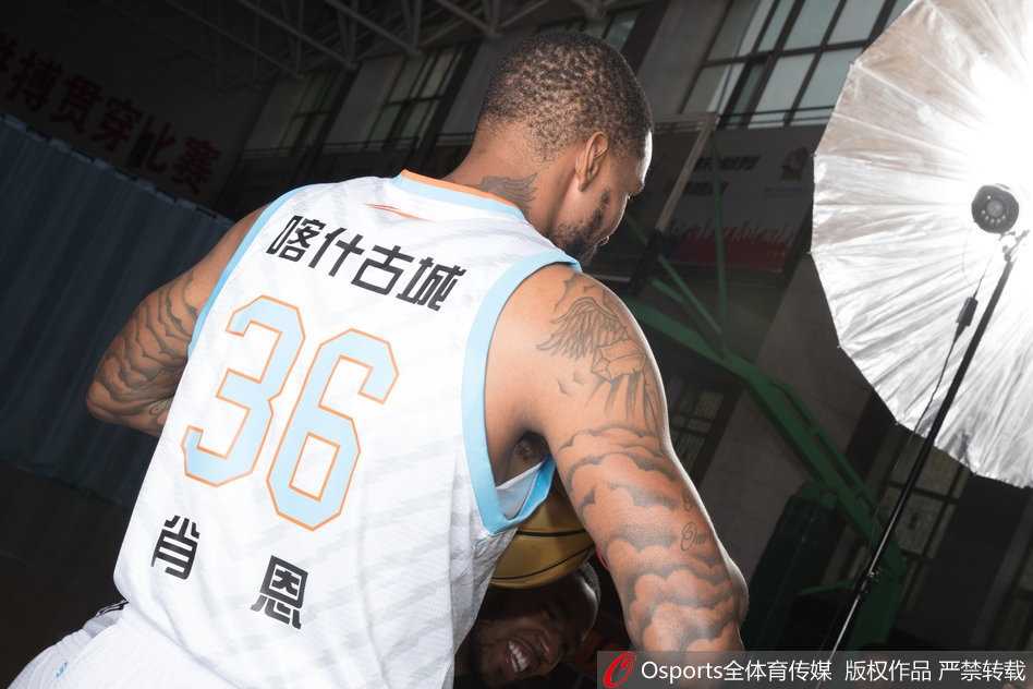 新疆广汇飞虎男篮新赛季写真定格卫冕之路的自信与锋芒 俞长栋在队友身后露出搞怪表情,搞怪的鬼脸与正式写真的严肃形成反差萌,展现了冠军球队轻松和谐的更衣室氛围。