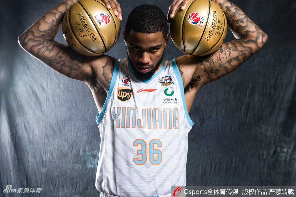 阿不都沙拉木嘴角微扬，眼神清澈而坚定，少年老成的模样透露出新赛季他将要在内线翻江倒海的决心。