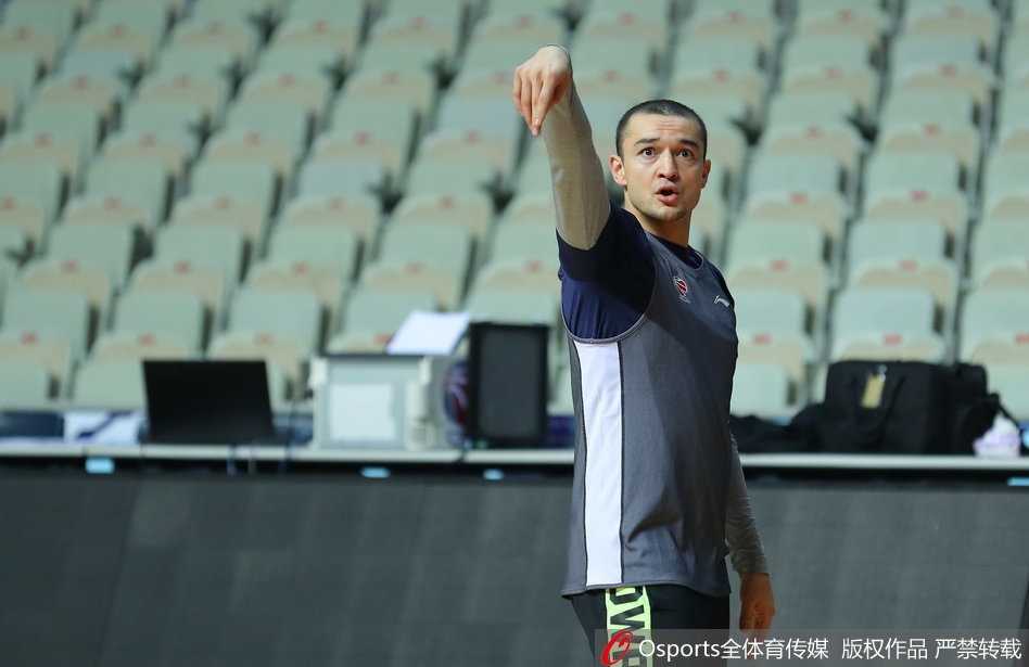 新疆男篮积极备战迎强敌,西热力江磨砺三分利刃誓捍卫卫冕荣耀 西热力江在训练中眼神专注,接球后迅速调整步伐,手臂舒展稳稳将球送出,篮球在空中划出一道美丽的彩虹弧线直坠网心。