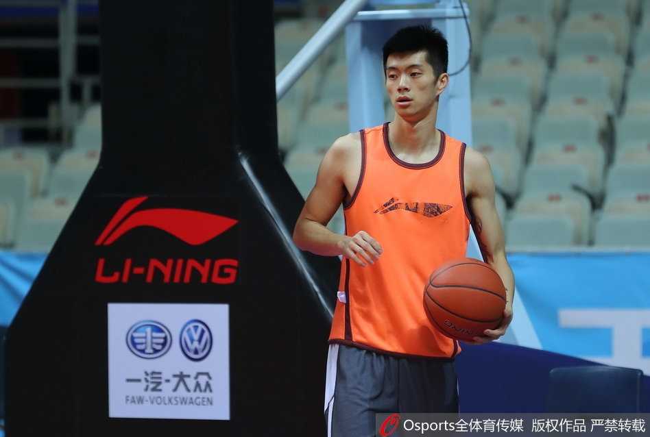 新疆男篮积极备战迎强敌,西热力江磨砺三分利刃誓捍卫卫冕荣耀 汗水顺着西热力江的脸颊滑落,但他的目光依然坚毅如铁,他不停地在三分线外各个位置接球投篮,仿佛要将篮筐射穿。