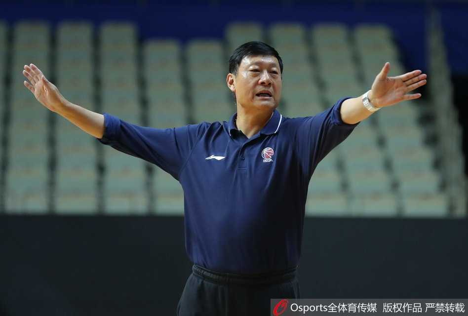 新疆男篮积极备战迎强敌,西热力江磨砺三分利刃誓捍卫卫冕荣耀 只见西热力江犹如一头敏捷的猎豹,突然启动摆脱防守人,接球后立即高高跃起,在对手封盖到来之前果断出手,压腕动作完美无瑕。