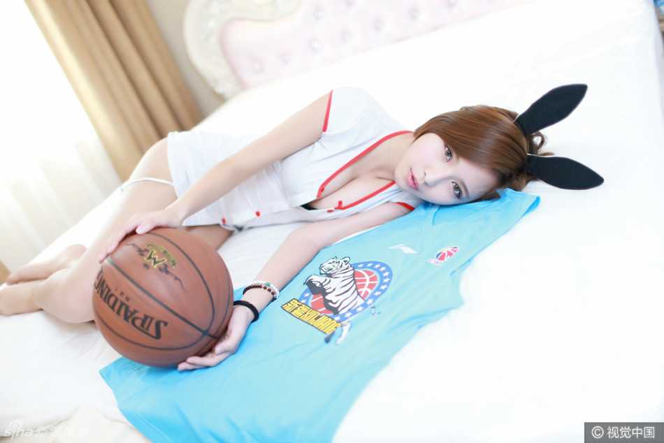 新疆男篮背后的靓丽风景线 啦啦宝贝演绎活力与激情 篮球宝贝身着靓丽服装,在球场边展露甜美笑容,一双白皙长腿格外吸睛,为新疆男篮激情助威。