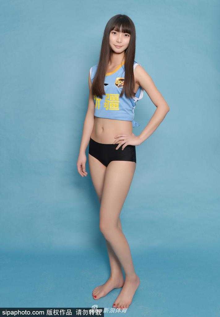 镜头前，新疆篮球宝贝身姿挺拔，一双白皙修长的美腿在光影下格外抢眼，眼神中透露出自信与优雅。