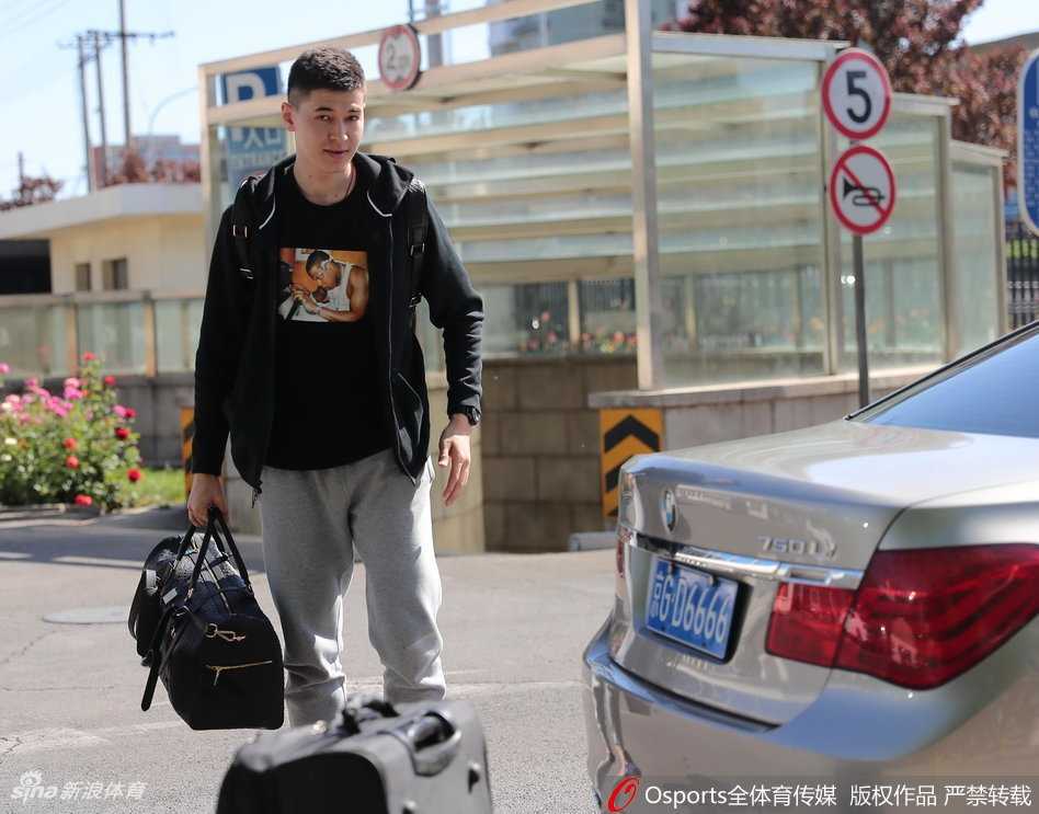 新疆队长与八一新星齐聚京城,中国男篮红队开启崭新篇章 身背行囊的赵继伟在人群簇拥下神情专注,身为辽宁大脑的他正享受着明星级的待遇,也承载着球迷沉甸甸的期望