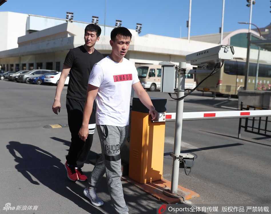 新疆队长与八一新星齐聚京城,中国男篮红队开启崭新篇章 常林轻松现身报到现场,这位空间型内线的加入,将为李楠指导的战术板带来更多现代化的选择与变化