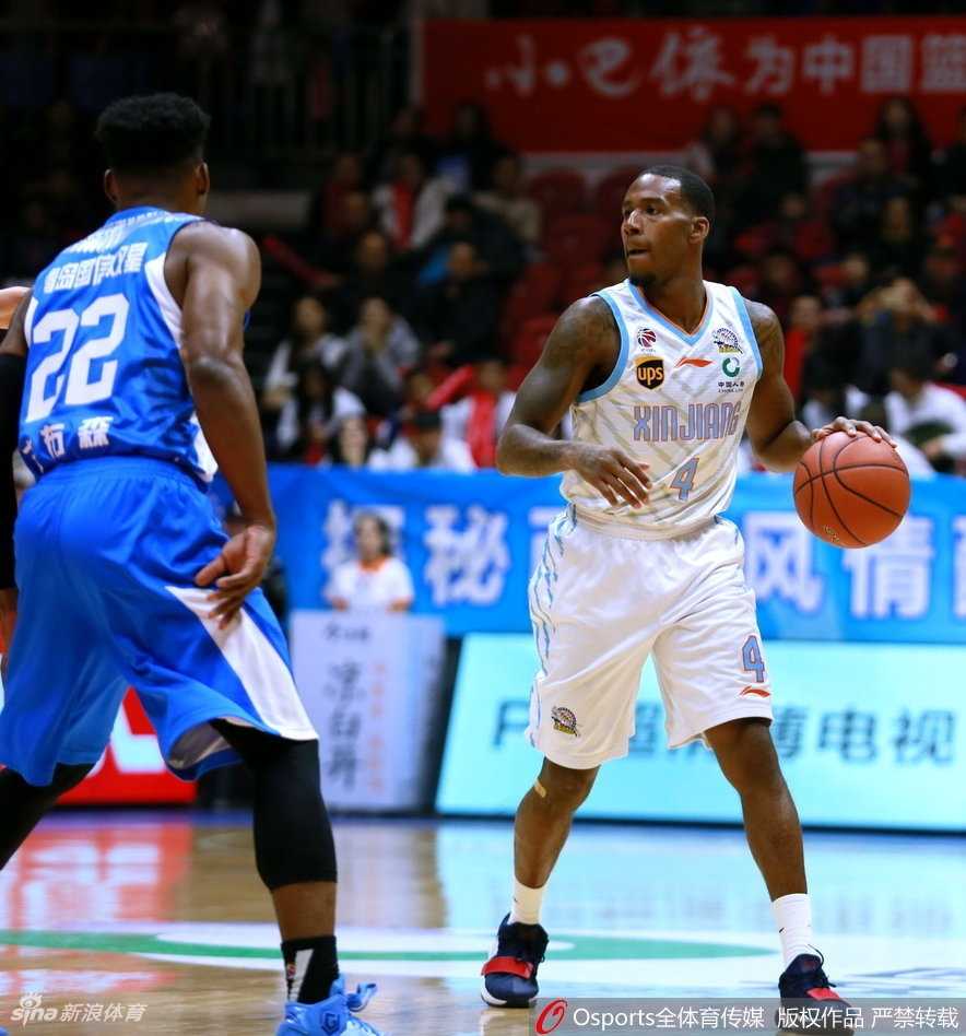 新疆飞虎主场下起“三分雨”,强势浇灭青岛男篮取连胜 西热力江快攻中犹如一道红色闪电,高高跃起单手劈扣,这一刻他燃烧的斗志点燃了整座体育馆。