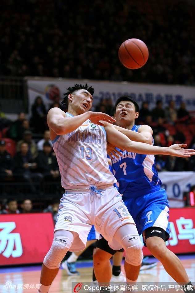 新疆飞虎主场下起“三分雨”,强势浇灭青岛男篮取连胜 亚当斯如雨燕般灵巧地穿梭于青岛队防线之间,指尖轻拨,皮球应声入网,只留下对手无奈的身影。