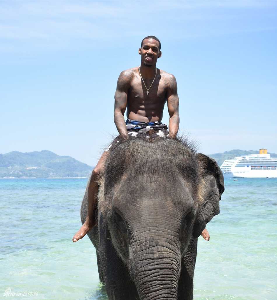 新疆飞虎功臣的闲暇时光:亚当斯春节假期印记 亚当斯在一处具有异域风情的建筑前驻足,他侧身对着镜头,背景是温暖的阳光和独特的建筑轮廓,整个画面呈现出一种悠然自得的度假氛围。