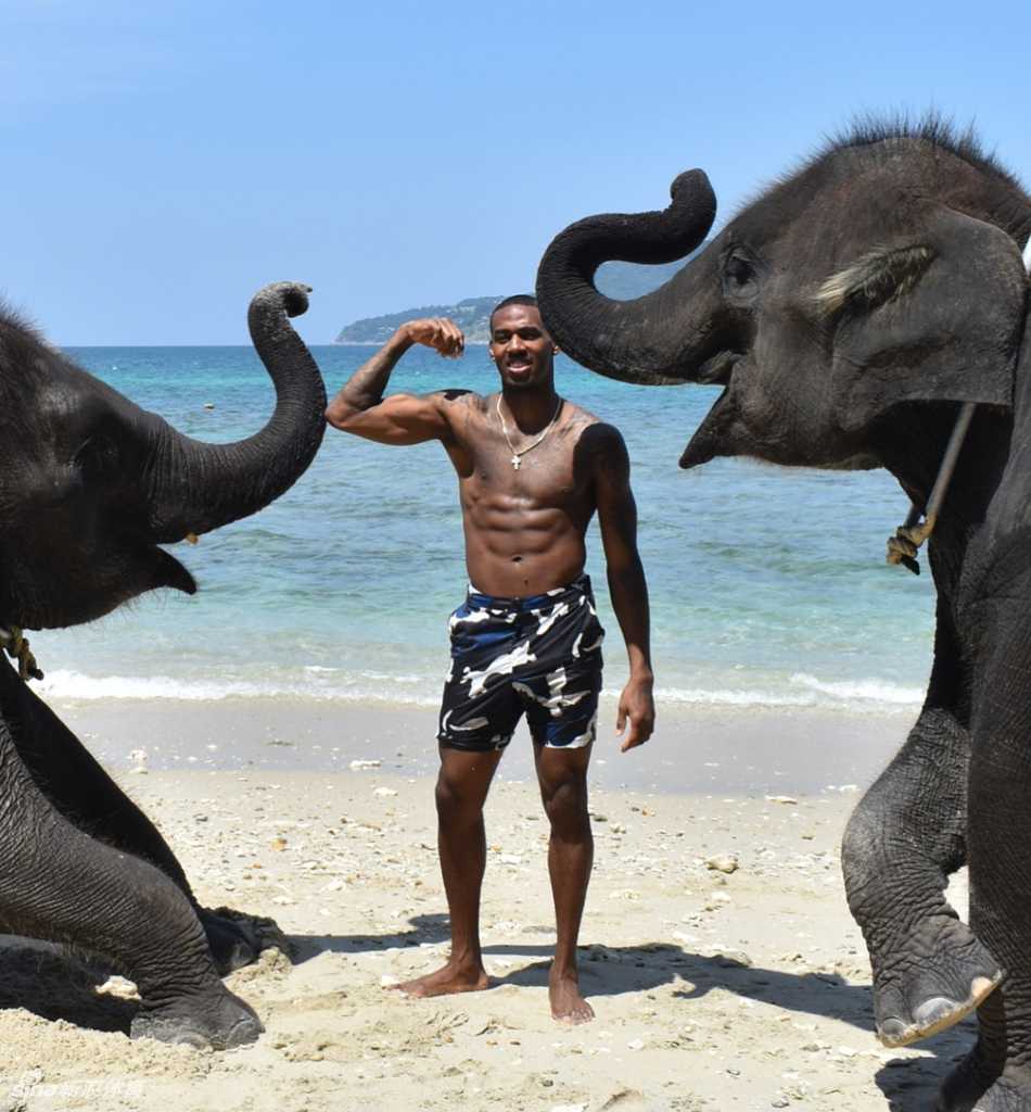 新疆飞虎功臣的闲暇时光:亚当斯春节假期印记 亚当斯身着深色休闲外套,在度假地点悠闲漫步,脸上带着惬意的微笑,眼神中透露出对眼前景色的欣赏,与赛场上的严肃形象形成鲜明反差。