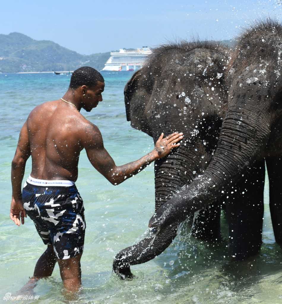 新疆飞虎功臣的闲暇时光:亚当斯春节假期印记 亚当斯与同行友人合影留念,他面带微笑,姿态放松,彼此间的互动透露出旅途中的愉悦心情,展现了这位球场硬汉私下随和的一面。