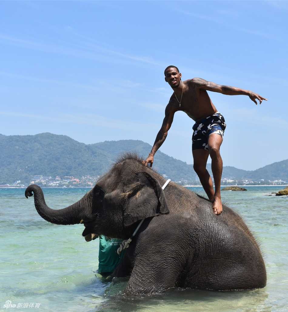 新疆飞虎功臣的闲暇时光:亚当斯春节假期印记 度假中的亚当斯正在品尝当地的特色美食,他专注地看着手中的食物,表情好奇而满足,仿佛在通过味蕾深度体验这个国家的文化。