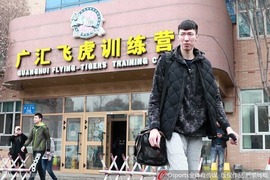 新疆飞虎夺冠征程落幕 英雄挥手各赴新程 外援布莱切露出孩子般纯真的笑容,右手高高竖起大拇指,仿佛在通过镜头为刚刚过去的完美赛季点赞,也为身边即将远行的队友送上无声的祝福。