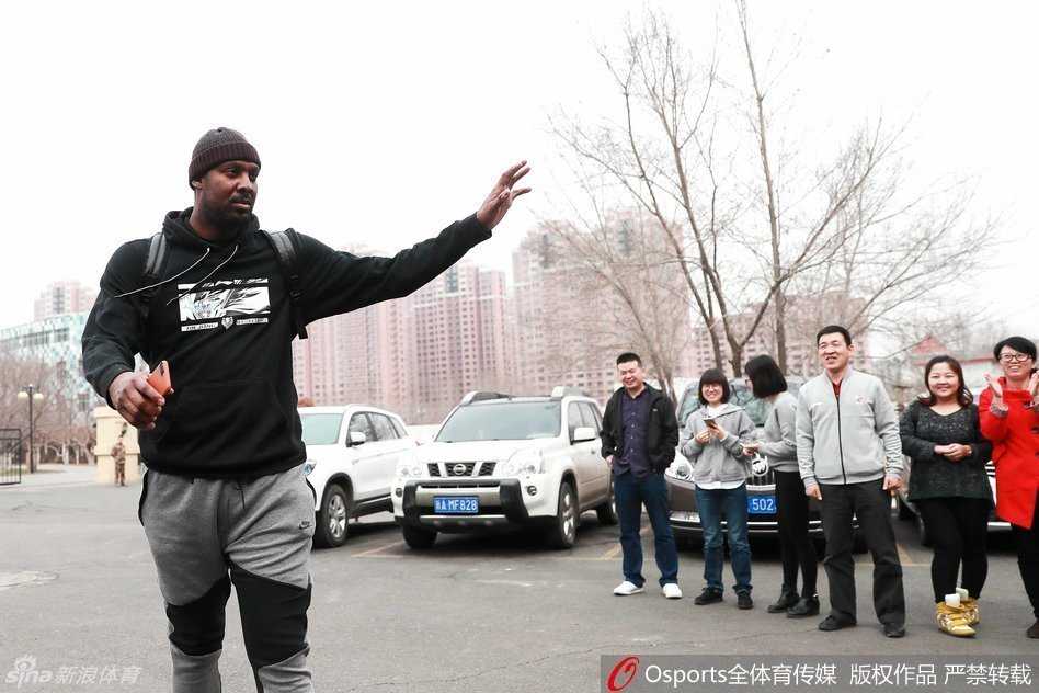 新疆飞虎夺冠征程落幕 英雄挥手各赴新程 主教练李秋平目光深邃地望向远方,嘴角带着一丝若有若无的微笑,他的战术板上刚刚写下新的篇章,即将带领失去核心的飞虎踏上卫冕之路。