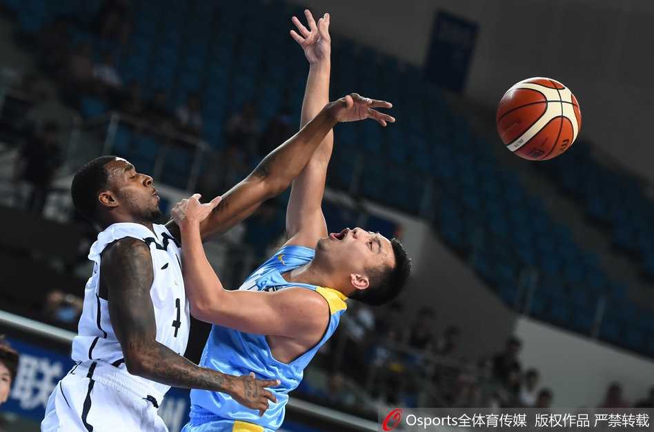 新疆飞虎惊魂一刻 力克台北达欣迎亚冠两连胜 身高2米26的“印度姚明”布拉在新疆队内线群中高高跃起,轻松摘下篮板球,巨大的身高差让防守球员望尘莫及。