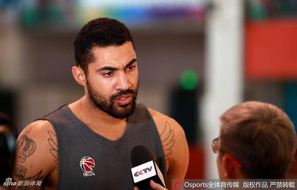 新疆飞虎新援利马火线驰援 蓝领悍将撑起内线防线 更衣室内,调皮的布拉切在板凳席上耍宝搞怪,他夸张的表情逗乐了正在换装备的队友。尽管当时他即将被替换,但那一刻的快乐篮球氛围依然感染着在场的每一个人。