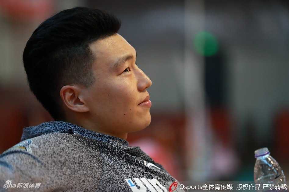 新疆飞虎新援利马火线驰援 蓝领悍将撑起内线防线 训练结束后,利马光着上身与助理教练进行战术复盘,他认真的眼神和结实的肌肉,彰显了一名职业球员的专业素养,让人对他在CBA的未来充满信心。