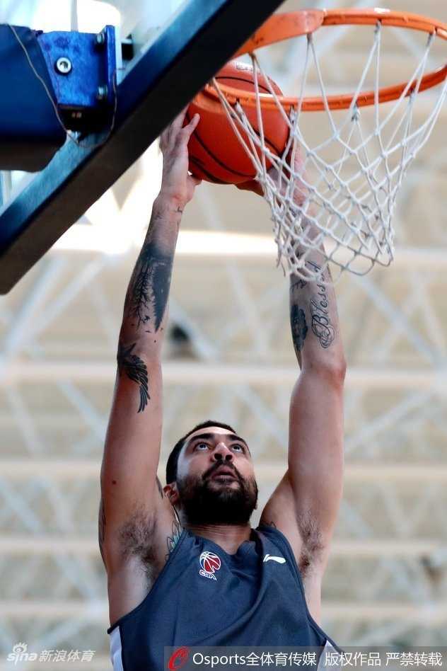 新疆飞虎新援利马火线驰援 蓝领悍将撑起内线防线 新疆男篮新外援利马首次亮相训练场,他身穿白色训练服与俱乐部工作人员亲切合影,面对镜头露出了略带羞涩的笑容,眼神中充满了对CBA新挑战的期待。