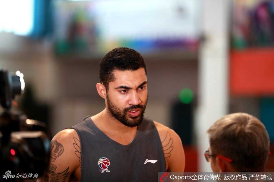 新疆飞虎新援利马火线驰援 蓝领悍将撑起内线防线 利马在训练师的协助下进行赛前拉伸,神情专注而认真。他全身的肌肉紧绷,每一寸线条都诉说着职业球员的自律,与当时体型发福的布拉切形成了鲜明对比。