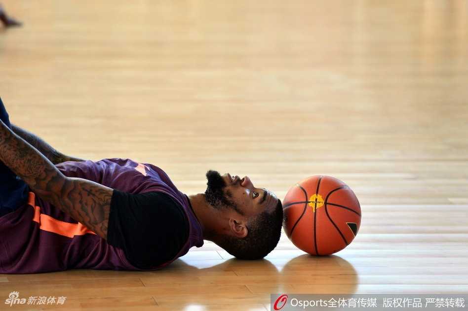 新疆飞虎新援肖恩·朗完成首训,硬汉风格令教练组欣喜 训练间隙,肖恩·左手叉腰,右手指向球场另一侧,正神情专注地与教练讨论着刚才那个回合的防守站位。