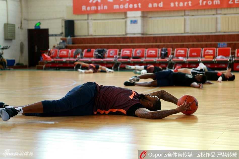新疆飞虎新援肖恩·朗完成首训,硬汉风格令教练组欣喜 汗水浸湿了肖恩·朗的球衣,他目光如炬,在罚球线上稳稳出手,篮球在空中划出一道优美的弧线直坠网心。