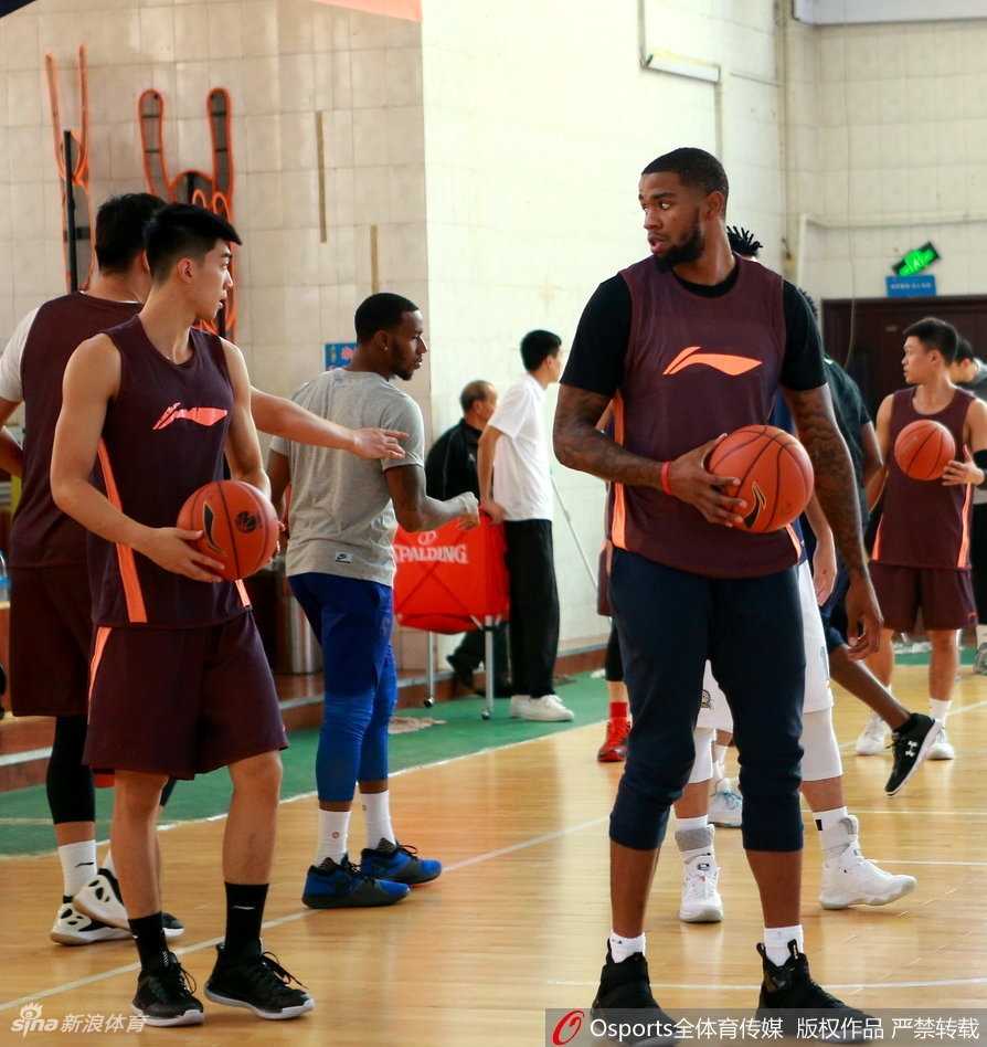 新疆飞虎新援肖恩·朗完成首训,硬汉风格令教练组欣喜 肖恩·朗微微弯腰,像一座铁塔般稳稳地卡住防守人,用宽厚的背部为持球队友开辟出一条畅通的传球路线。