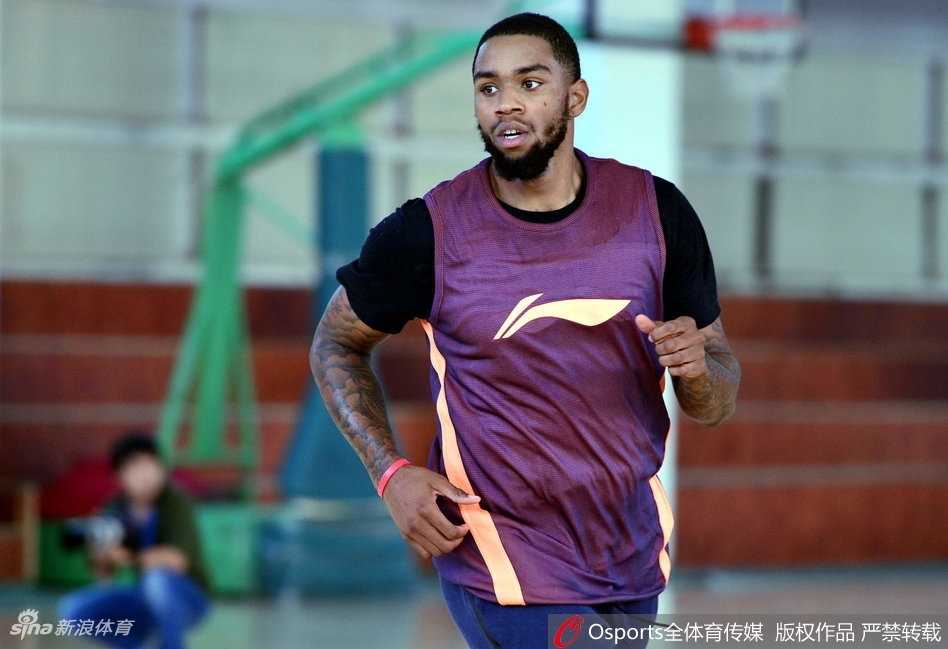 新疆飞虎新援肖恩·朗完成首训,硬汉风格令教练组欣喜 肖恩·朗在场边拉伸放松,神情轻松愉悦,阳光透过场馆窗户洒在他身上,仿佛为这位新飞虎镀上了一层金色的光芒。