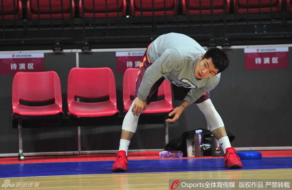 新疆飞虎砺兵秣马,半决赛静待辽宁挑战 替补后卫王子瑞在球场边线处认真地进行着运球和拉伸热身,随时准备听候教练的召唤。