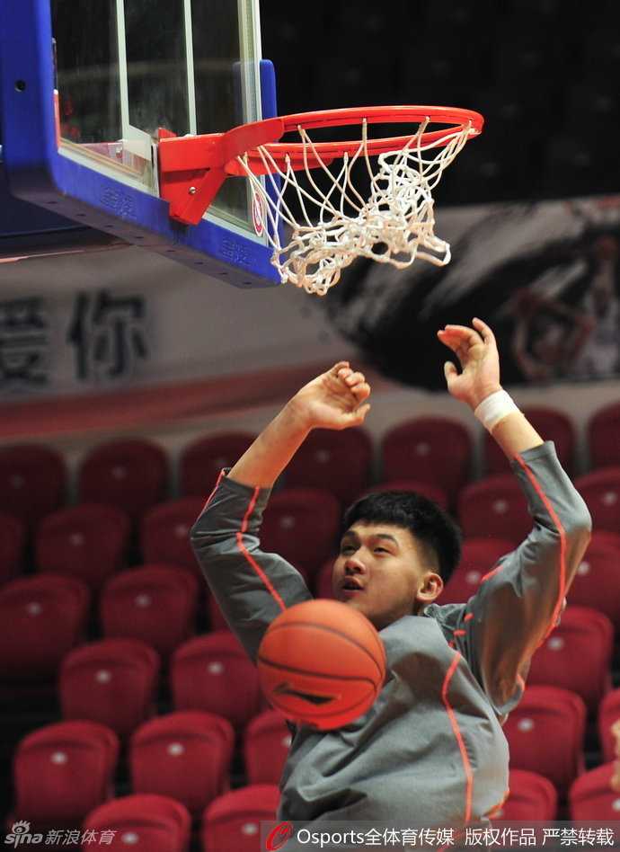 新疆飞虎砺兵秣马,半决赛静待辽宁挑战 周琦在训练中与队友进行挡拆配合,高大的身影在篮下极具威慑力,他是新疆内防线的重要保障。