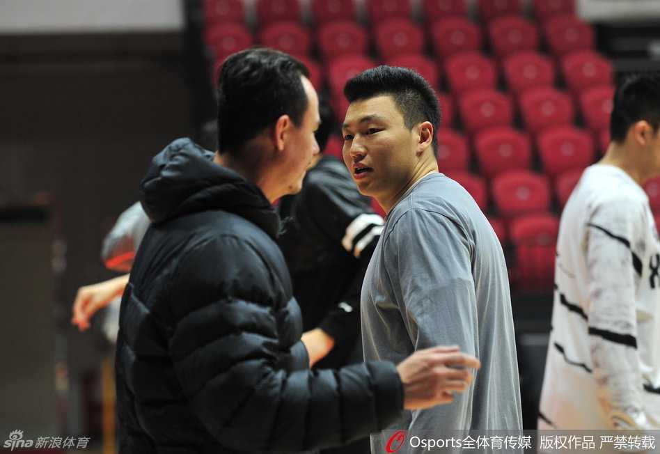 新疆飞虎砺兵秣马,半决赛静待辽宁挑战 队医全神贯注地为外援布拉切进行肌肉拉伸放松,布拉切虽然表情略显夸张,但非常配合治疗。