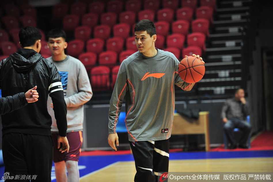 新疆飞虎砺兵秣马,半决赛静待辽宁挑战 队长阿不都沙拉木与队友李根在训练间隙认真探讨战术配合,两人用手比划着跑位路线,神情专注。