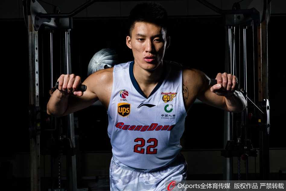 新粤征程广东宏远新赛季前瞻,阿联领衔国产五虎将迎双外援强阵 周鹏在底角稳稳出手三分,篮球划过完美弧线,彰显老将领袖风采