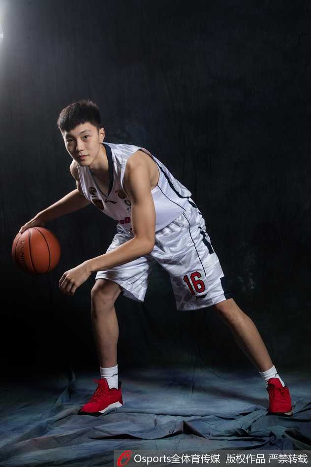 新粤征程广东宏远新赛季前瞻,阿联领衔国产五虎将迎双外援强阵 曾繁日在内线卡位拼抢篮板,肌肉紧绷全力顶防对手,展现硬汉本色