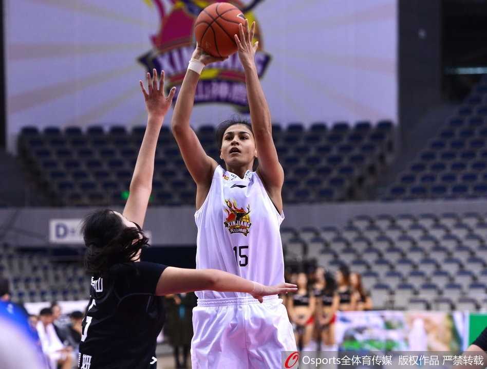 新纪元绽放:WCBA首轮群芳争艳,国内球员闪耀赛场 辽宁队球员王珵珵面对旧主毫不手软,在三分线外张弓搭箭,手起刀落,篮球划出一道美丽的弧线直穿网心,这是她本场精准火力的一个缩影。