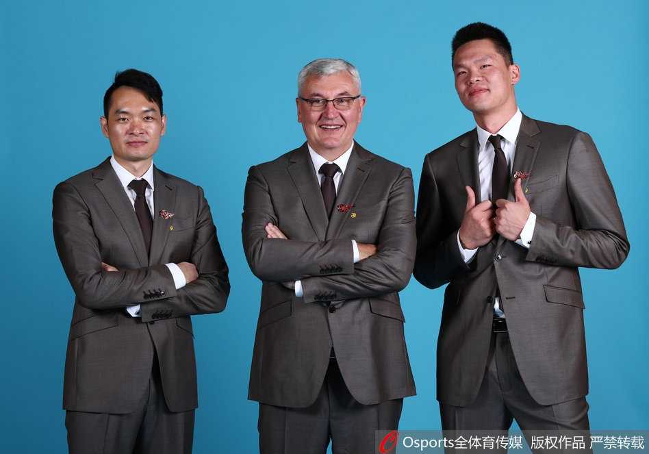 新老交替间的南粤雄师:回顾2017年广东宏远的启航时刻 易建联在比赛中双手暴扣,眼神坚毅,他用31分的表现宣告新赛季的宏远依然是夺冠大热门。