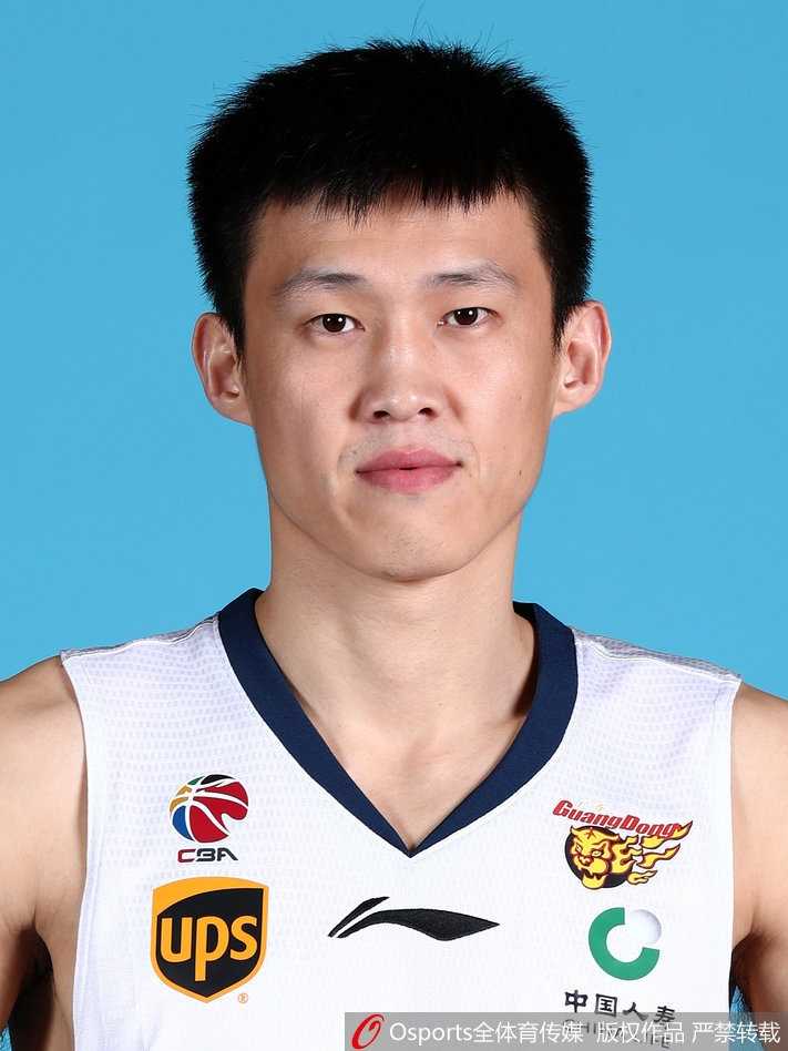 新老交替间的南粤雄师:回顾2017年广东宏远的启航时刻 西装革履的朱芳雨以总经理身份发言,从三分王到掌舵人,他的眼神里多了一份运筹帷幄的坚定。