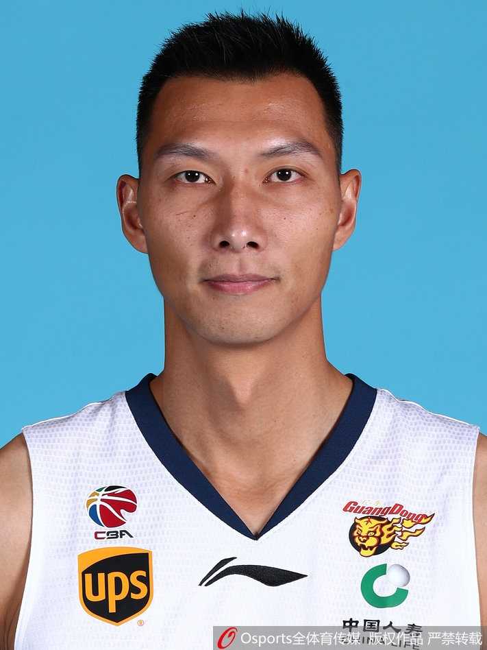 新老交替间的南粤雄师:回顾2017年广东宏远的启航时刻 欧洲凯撒重回帅位,尤纳斯在场边目光如炬,他的铁血指挥将成为这支青年军最坚实的后盾。