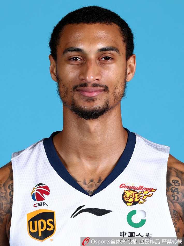 新老交替间的南粤雄师:回顾2017年广东宏远的启航时刻 易建联在嘉年华上神情轻松,难得一见地拿起手机自拍,记录下这赛季前难得的惬意时光。