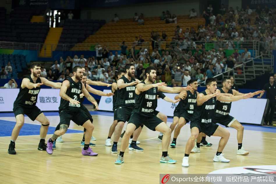 新西兰男篮赛前献艺毛利战舞 中国蓝队主场沉稳破“哈卡” 新西兰队球员们整齐列队,目光如炬,整齐划一地摆出准备姿势,仿佛瞬间化身为出征的古代毛利战士,一股肃杀之气在球场上弥漫开来。