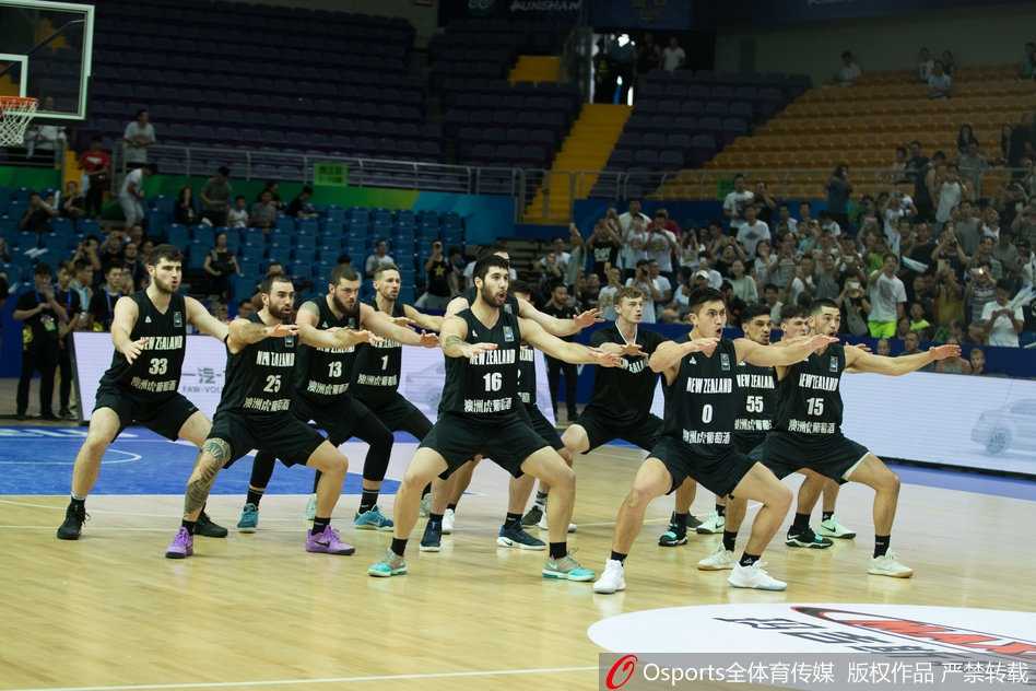 新西兰男篮赛前献艺毛利战舞 中国蓝队主场沉稳破“哈卡” 李根面露关切与愤怒,迅速冲向事发地点为队友郭艾伦出头,他强有力的手臂拦在对手身前,展现了男篮队员之间深厚的兄弟情谊和绝不退缩的团队精神。