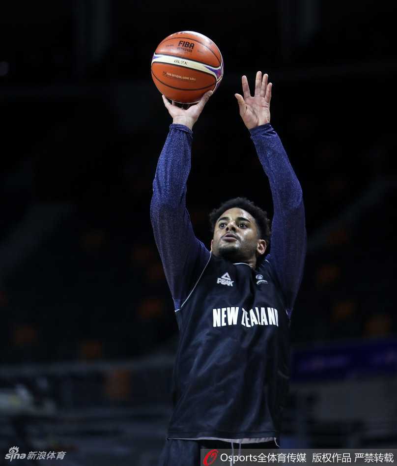 新西兰男篮集训全力冲刺,静候与亚洲劲旅的巅峰对决 新西兰男篮队员在体能教练指导下进行核心力量训练,汗水浸湿球衣,神情专注而坚毅。