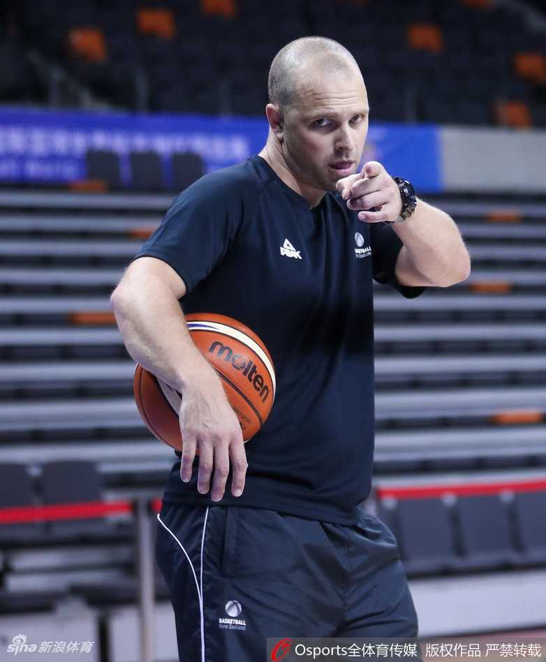 新西兰男篮集训全力冲刺,静候与亚洲劲旅的巅峰对决 锋线球员鲁本·特·兰奇在底角三分线外出手投篮,篮球在空中划出优美的弧线,队友在篮下卡位抢板。