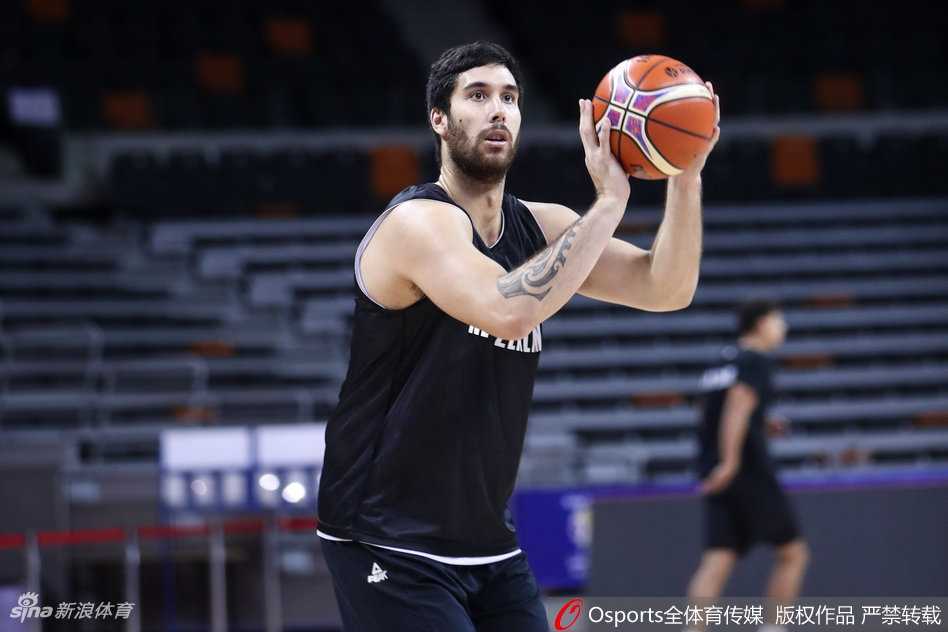 新西兰男篮集训全力冲刺,静候与亚洲劲旅的巅峰对决 全队球员围成一个紧密的圆圈,集体呐喊助威,每个人的脸上都写满了斗志和对胜利的渴望。