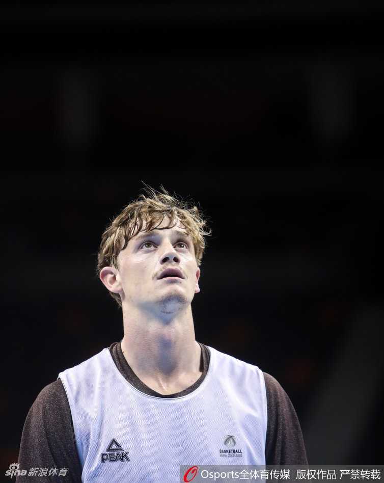 新西兰男篮集训全力冲刺,静候与亚洲劲旅的巅峰对决 训练结束后,球员们在场边进行拉伸放松,助理教练正在帮助一名队员进行肌肉放松,氛围轻松融洽。