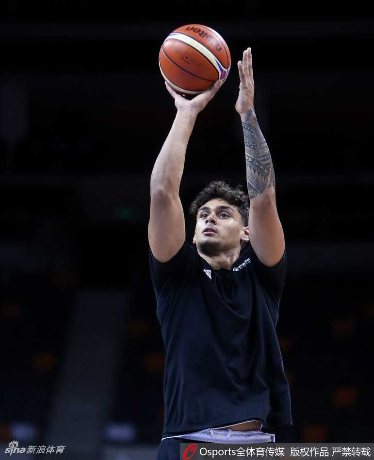 新西兰男篮集训全力冲刺,静候与亚洲劲旅的巅峰对决 球队核心后卫谢伊·伊利在分组对抗中持球突破,防守球员紧贴不放,场上对抗气氛紧张。