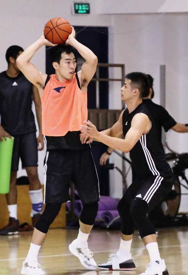 新规新貌新势力,CBA新赛季大变样 休赛期的苦练,只为新赛季的一鸣惊人,汗水浸透的球衣见证着每一个篮球梦。