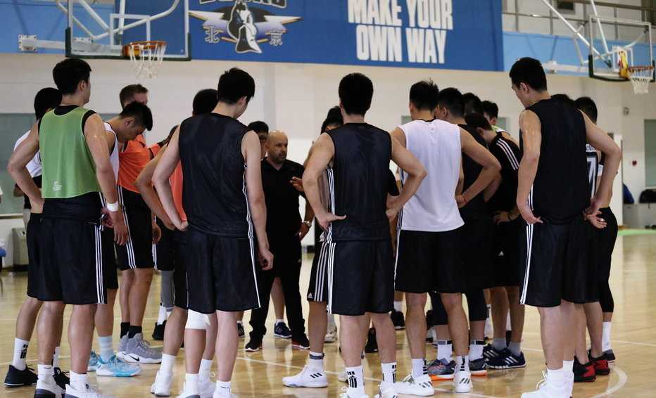 新规新貌新势力,CBA新赛季大变样 年轻的身影如利刃出鞘,杨芮等小将在新赛制下获得了宝贵的上场时间,用活力点燃球场。